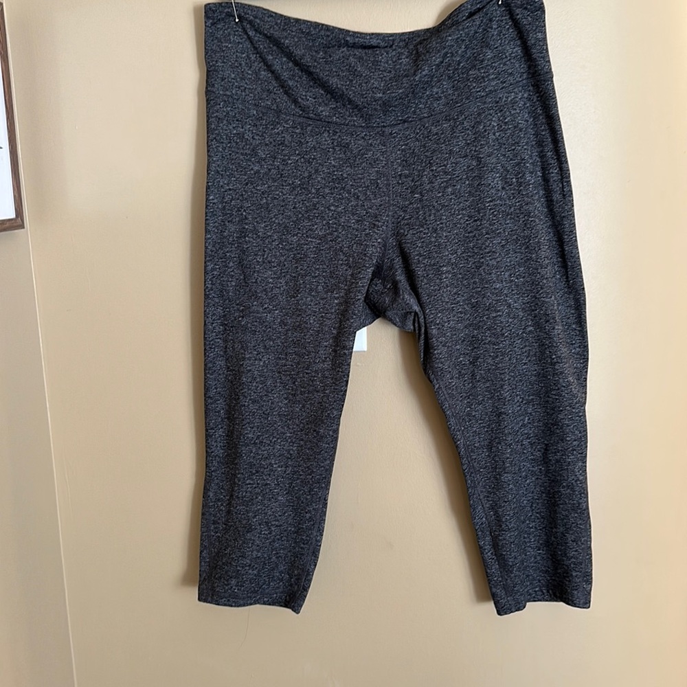 Old Navy cropped athletic pants